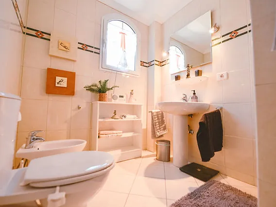 Bad mit Dusche und Bidet in der Wohnung Bernardo