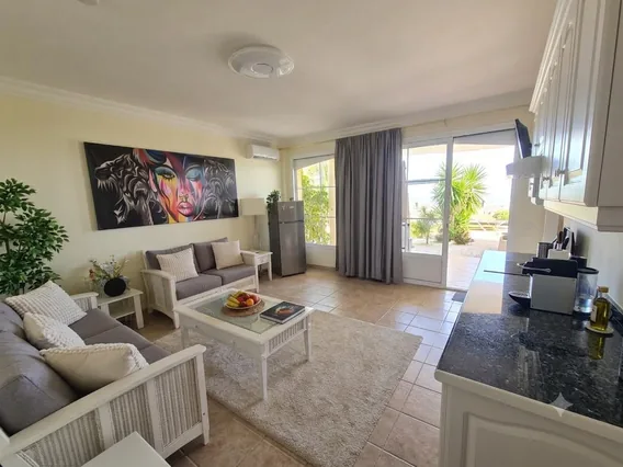 Wohnzimmer mit Sitzecke und Wandbild in Bernardo