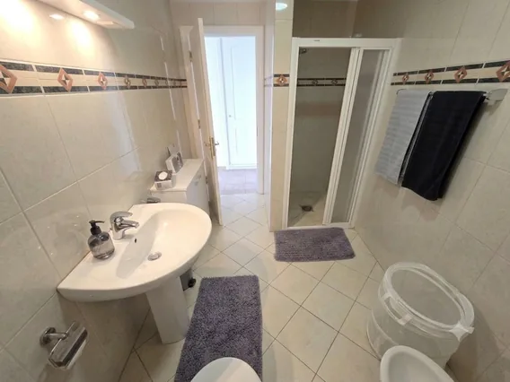 Bad mit Dusche und Bidet in der Ferienwohnung Blanco