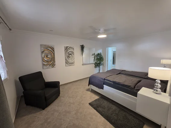 Erstes Schlafzimmer mit Doppelbett in Grande