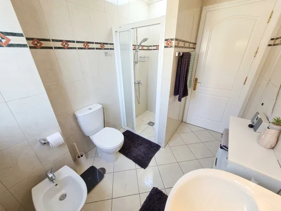 Bad mit Dusche und Bidet in der Ferienwohnung Rojo